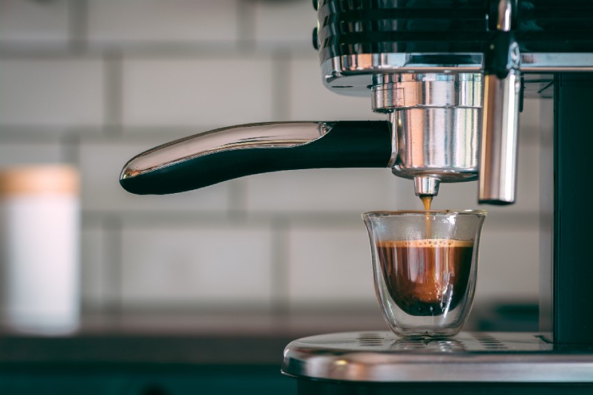 pákový kávovar pripravuje espresso s bohatou cremou do sklenenej šálky